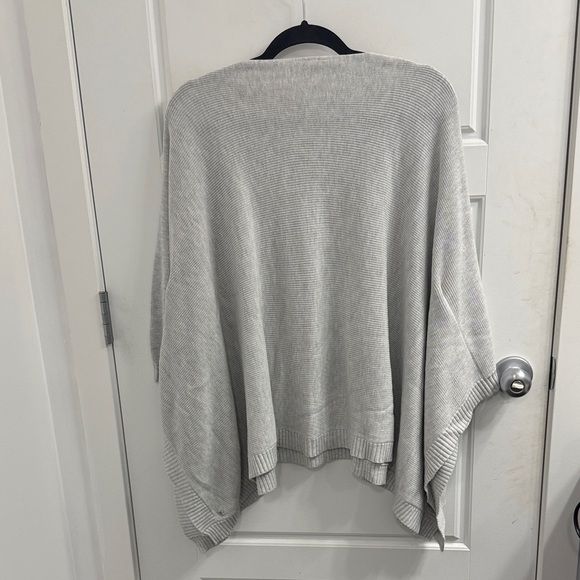 Lululemon Divinity poncho in a light gray Medium - Picture 3 of 3